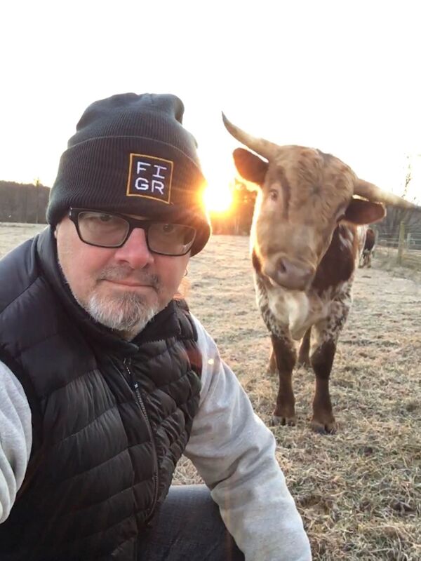 Selfie with Pineywoods bull, Uno. the sun is rising oin the background